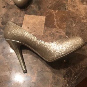 Gold sparkly high heels 👠